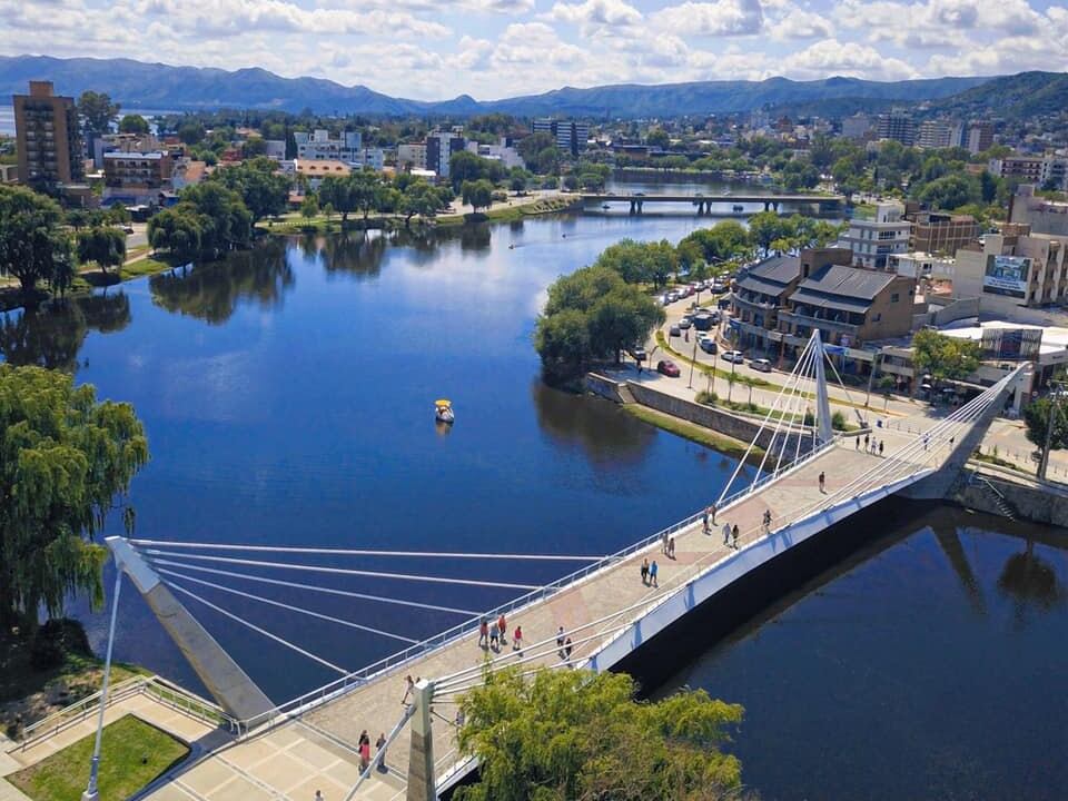 Puente peatonal "Centenario" de Villa Carlos Paz, vista desde lo alto.