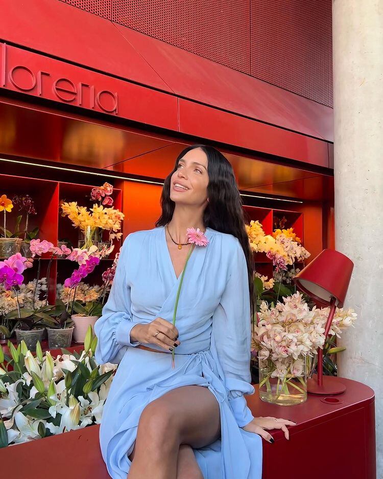 Desde la pastelería de Betular, Zaira Nara posó entre flores con un vestido cruzado primaveral.