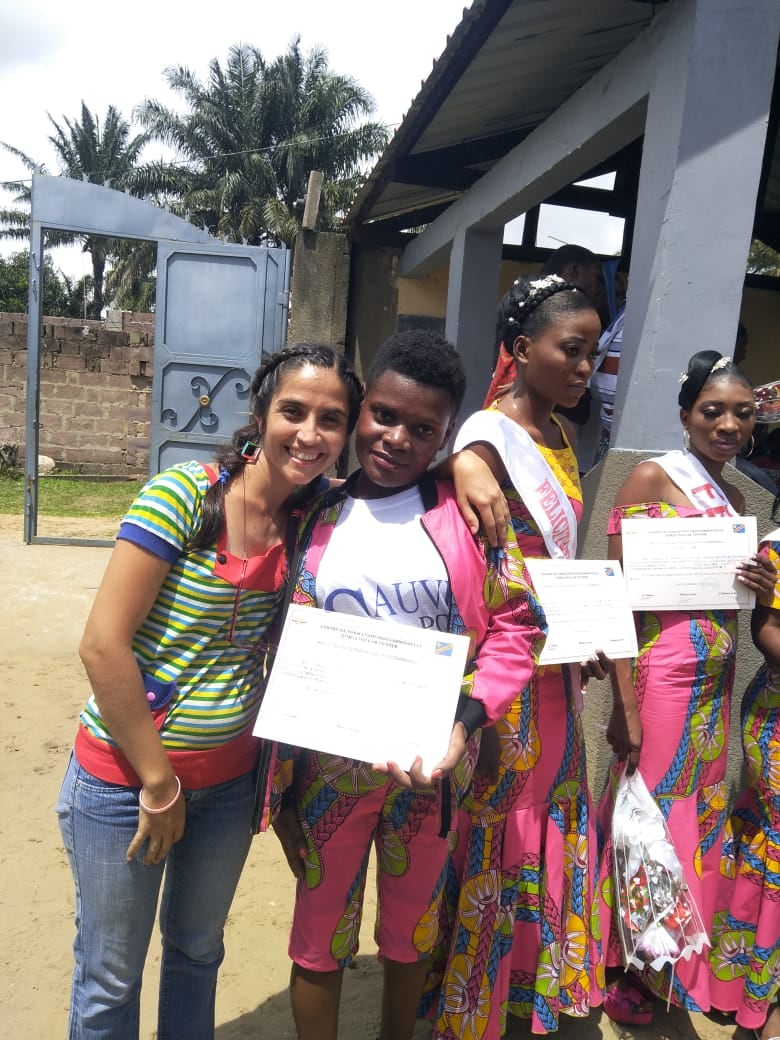 Jóvenes recibiendo su diploma de finalización de estudios.