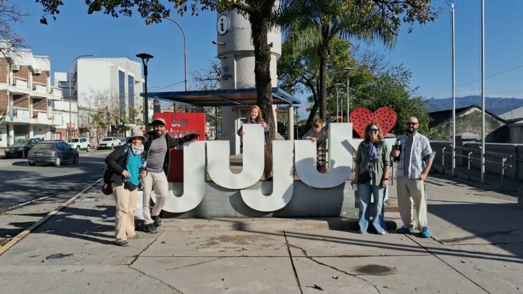 La Oficina de Información Turística, sita en Plaza de los Artesanos de la avenida Urquiza, es el punto de partida de los guiados turísticos "Gesta Jujeña: Belgrano, su ciudad y su gente".