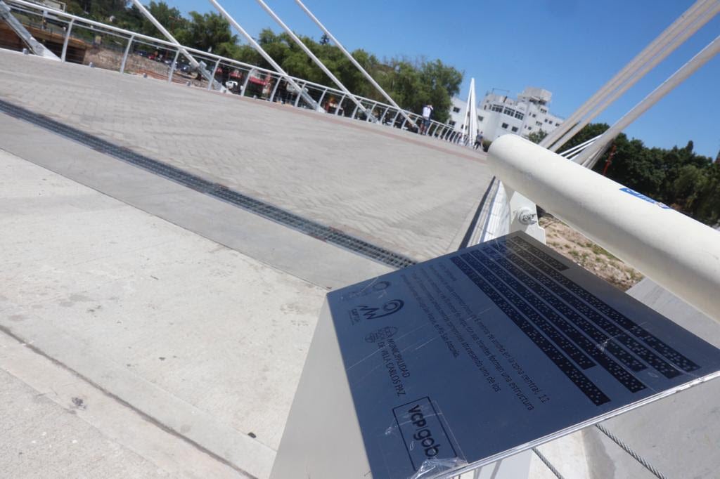 Reseñas en braille en el puente peatonal "Centenario" de Carlos Paz.