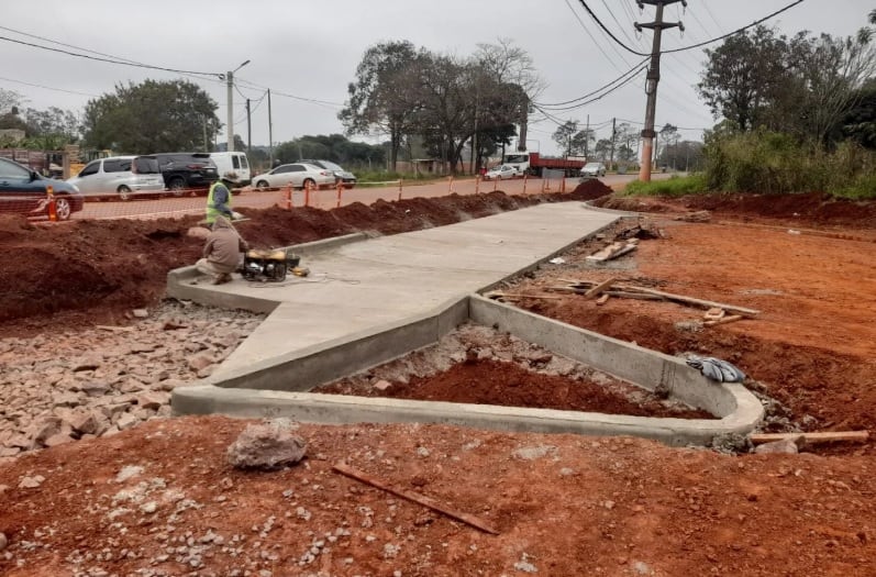 Continúan ejecutando obras viales en Puerto Iguazú.