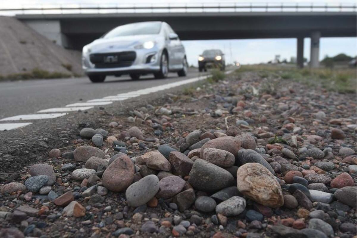 Piedras en la ruta: preocupación por los accidentes viales en el Acceso Este y robos