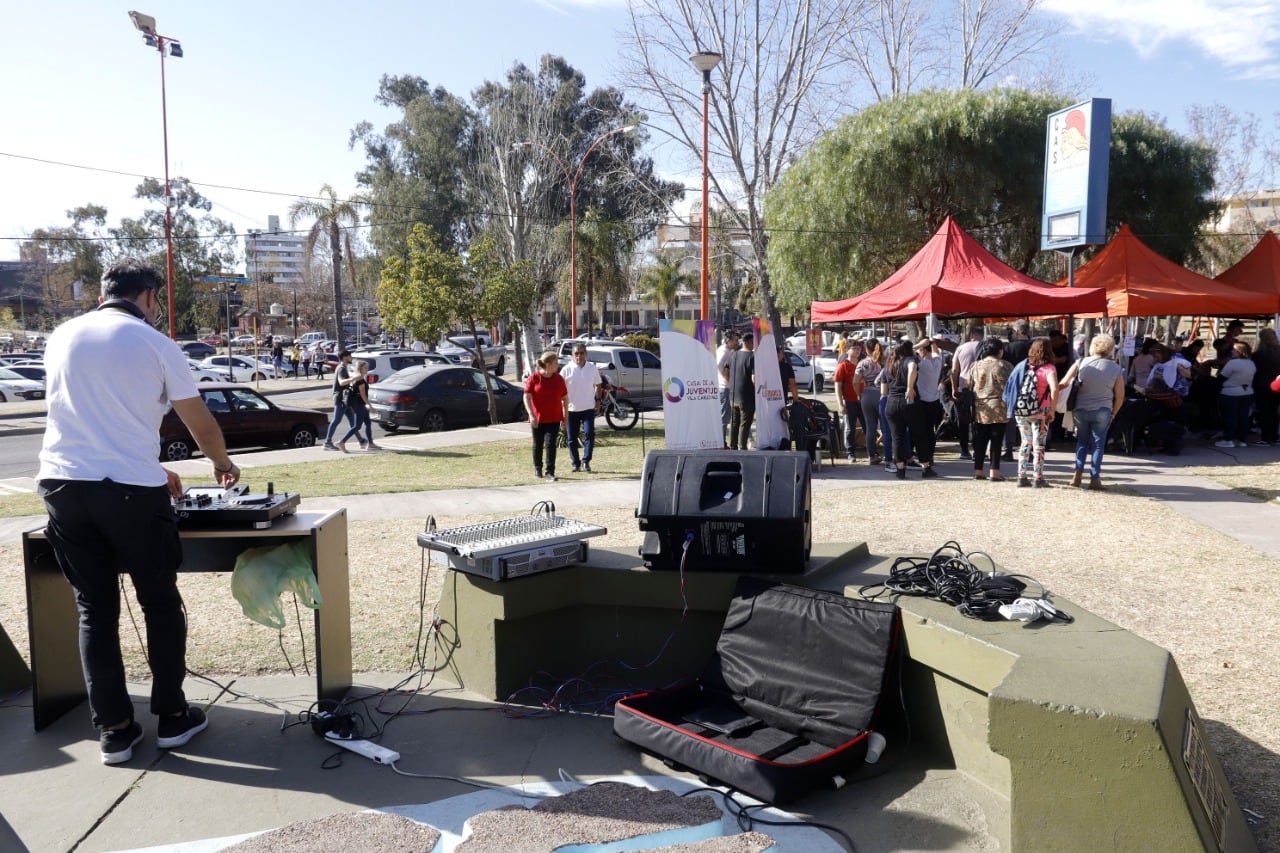 Movida solidaria Un Corte por un Juguete