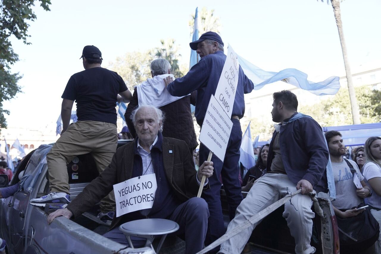 Decenas de agricultores llevaron este sábado unos treinta tractores hasta la Plaza de Mayo, en protesta contra la política económica del Gobierno de Alberto Fernández. (Federico López Claro)