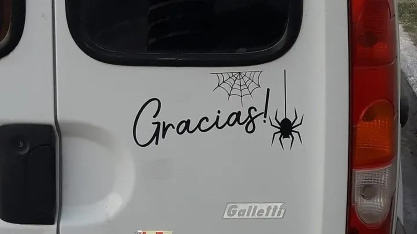 Como forma de recordar el gesto, Varas colocó una calcomanía en honor a la Araña.