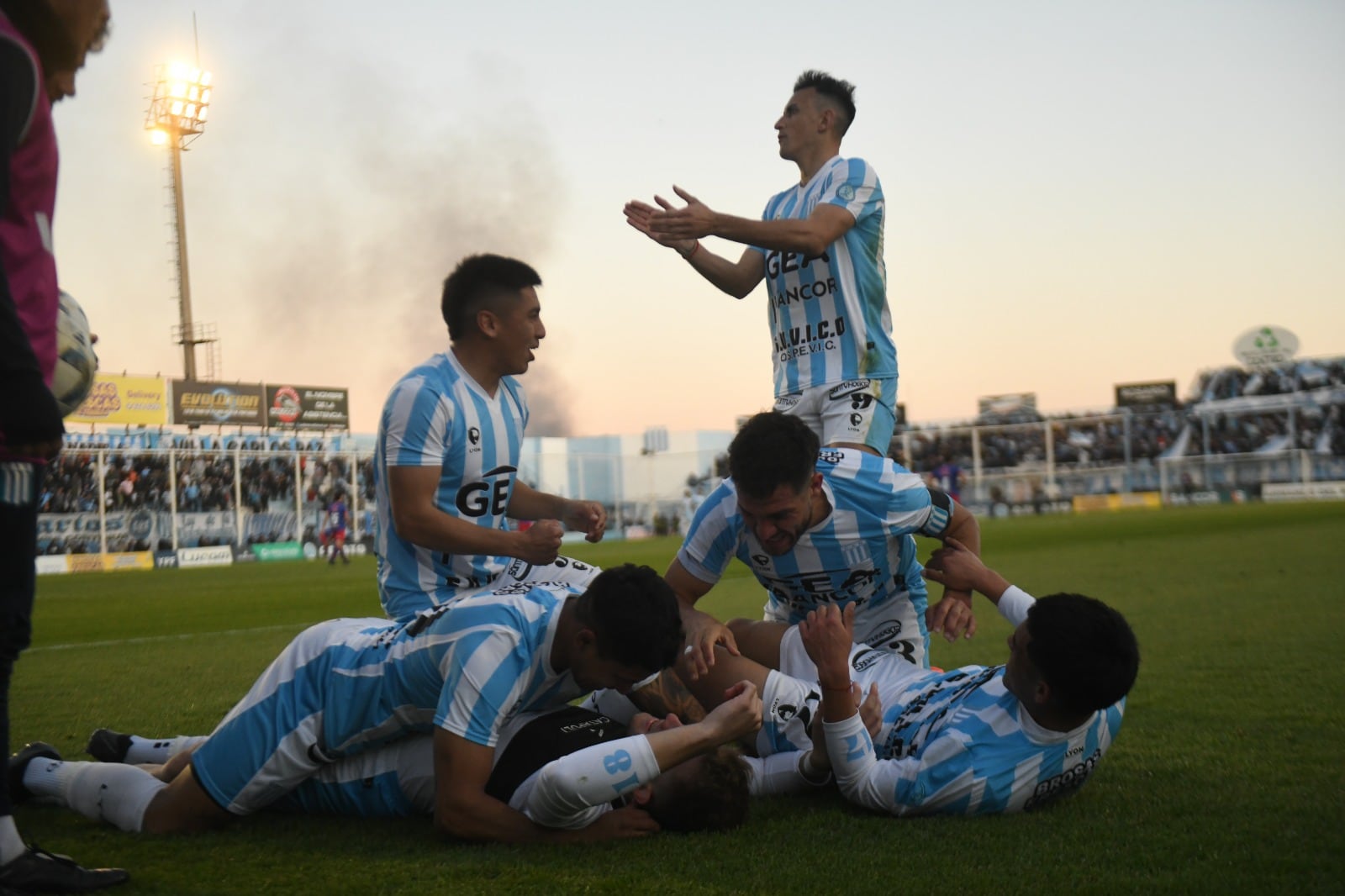 Racing de Nueva Italia venció 2-0 a Güemes por la Primera Nacional en el estadio Miguel Sancho. (Javier Ferreyra / La Voz)