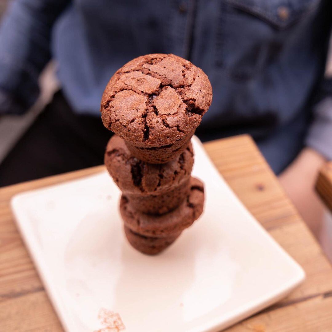 Los brownies son muy elegidos para acompañar con café a la hora de la merienda.