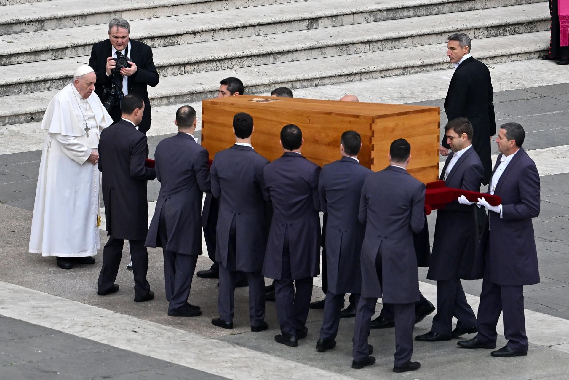 Así despide el Vaticano a Benedicto XVI.