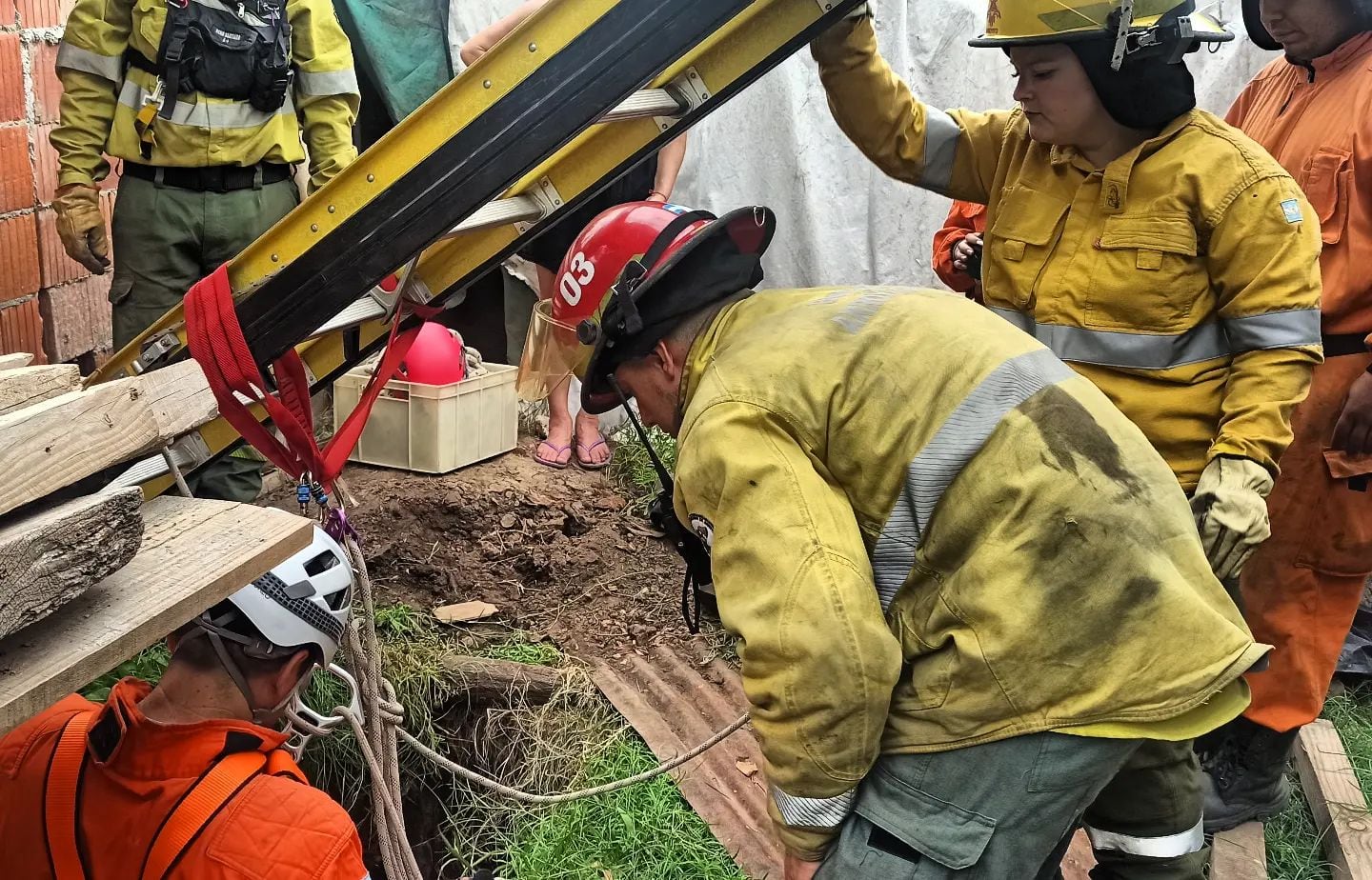 Bomberos de Arroyito rescatan a un perrito de un pozo