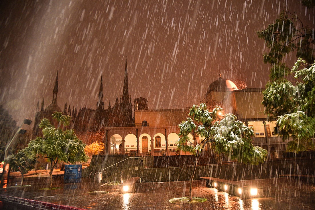 El centro de la capital de Córdoba se cubrió de nieve. (Pedro Castillo/ La Voz)