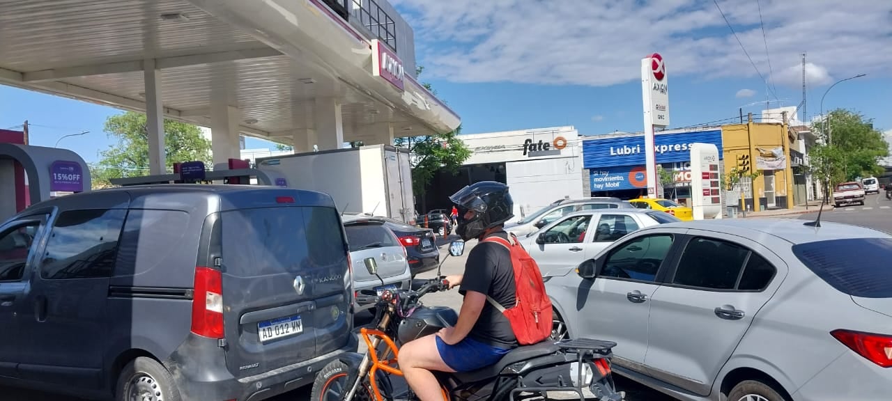 Largas colas en las estaciones de servicio de Córdoba por el faltante de naftas. (Pedro Castillo/La Voz)