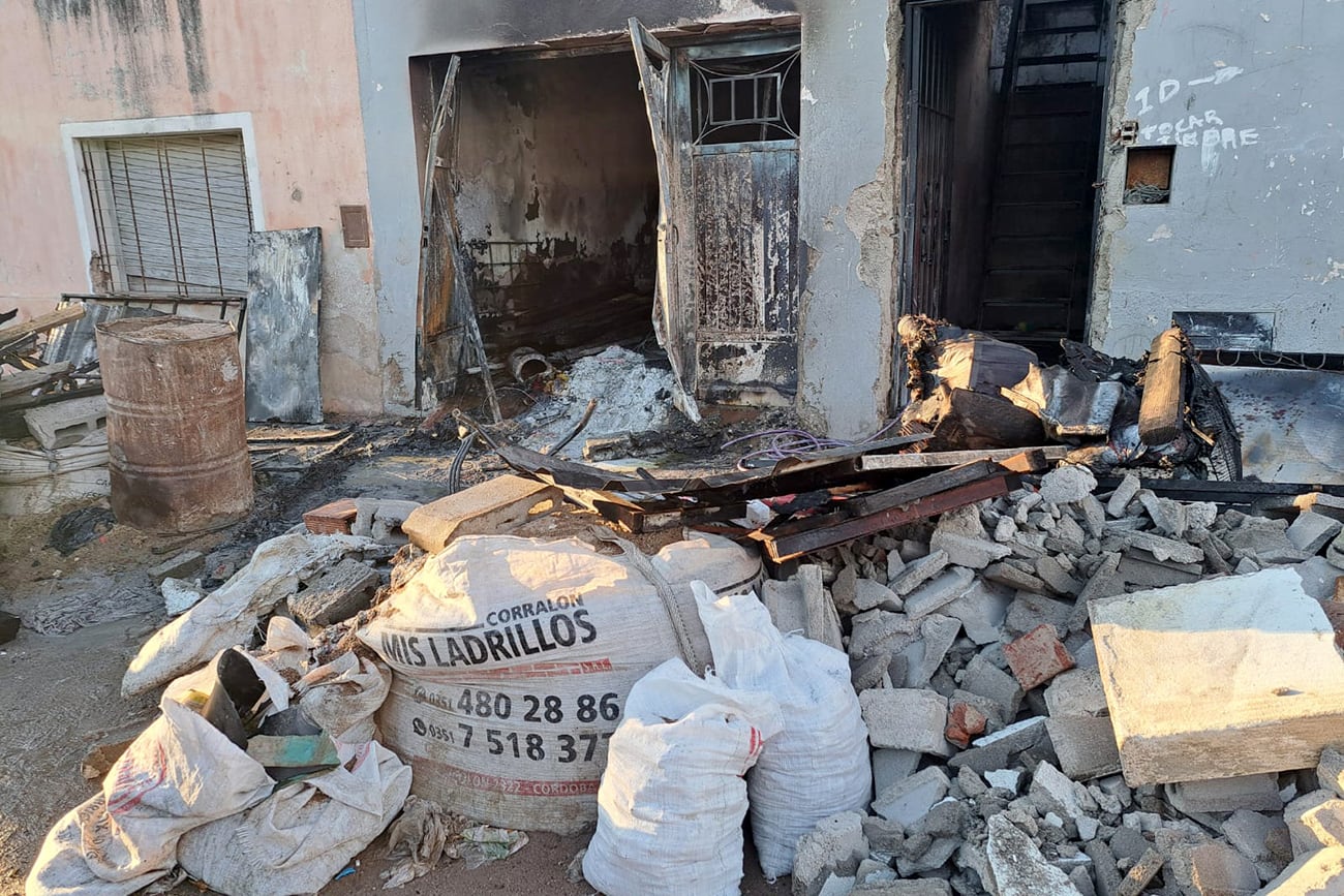 Incendio en el garaje de un domicilio  	de barrio Villa Páez, Córdoba. (Nicolás Bravo / La Voz)