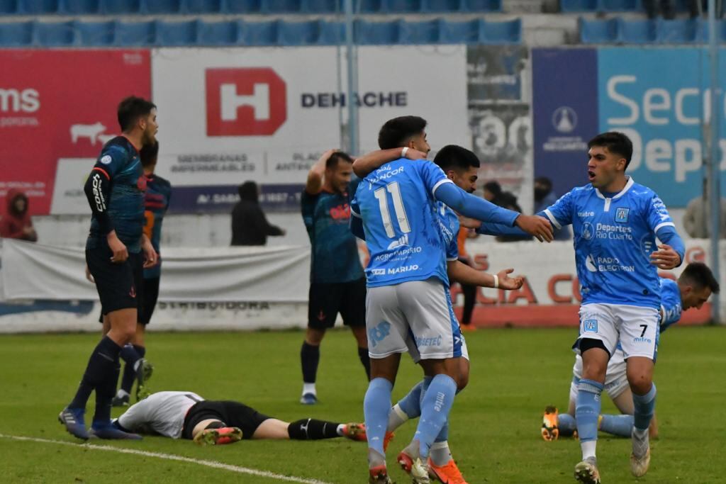 Estudiantes de Río Cuarto le ganó 1-0 a Guillermo Brown de Puerto Madryn por la Zona B de la Primera Nacional. (Tomás Fragueiro)