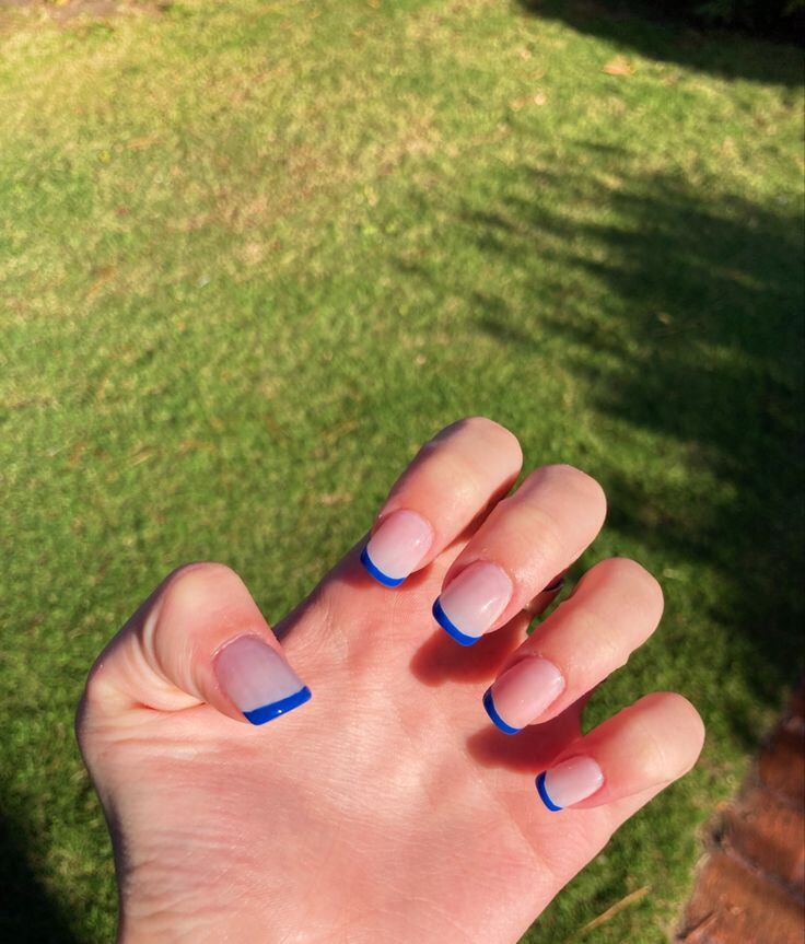 Manicura estilo francés con azul, el toque fatal del 2024.