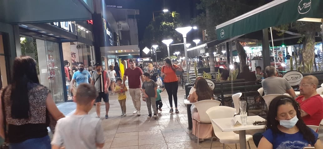 Compras navideñas este miércoles por la noche en pleno centro carlospacense.