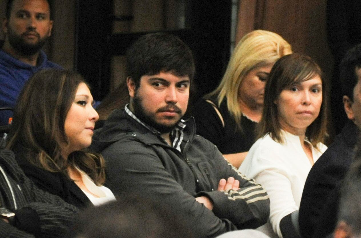 Martín y sus hermanas Luciana y Melina, sentados en el banquillo de los acusados. 