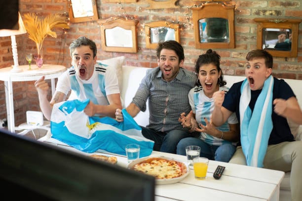 Hinchas alentando a la Selección Argentina