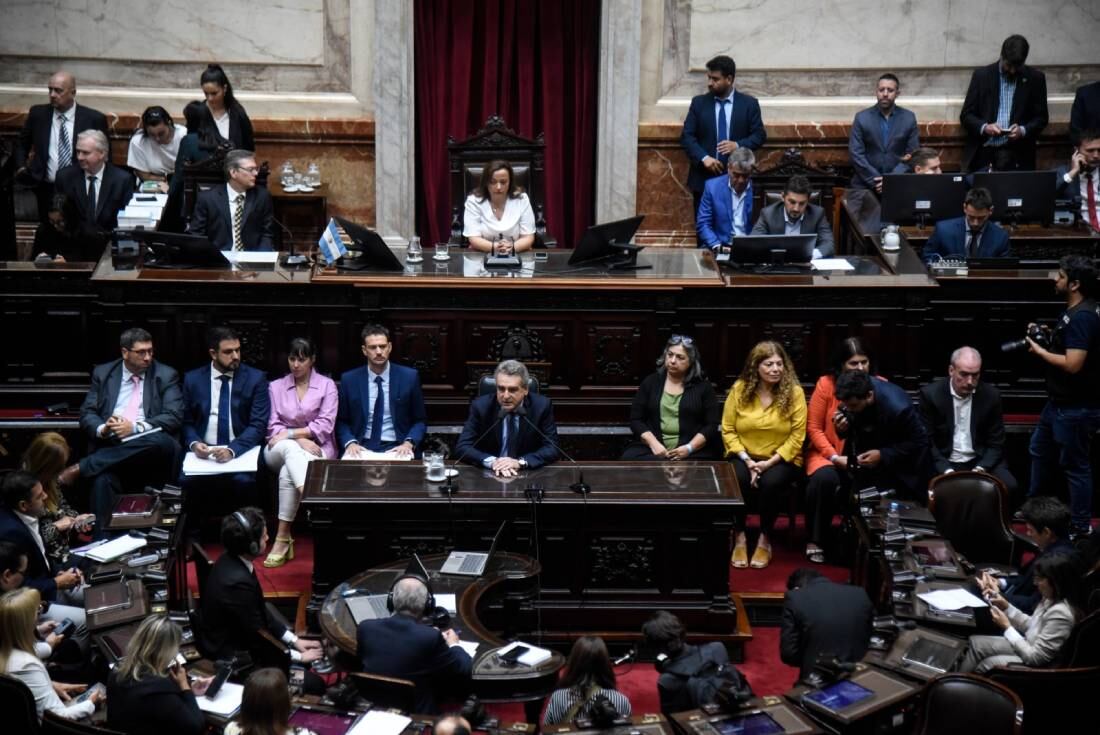 Rossi dio un informe de poco más de una hora entre gritos de la oposición (Foto: HCDN)