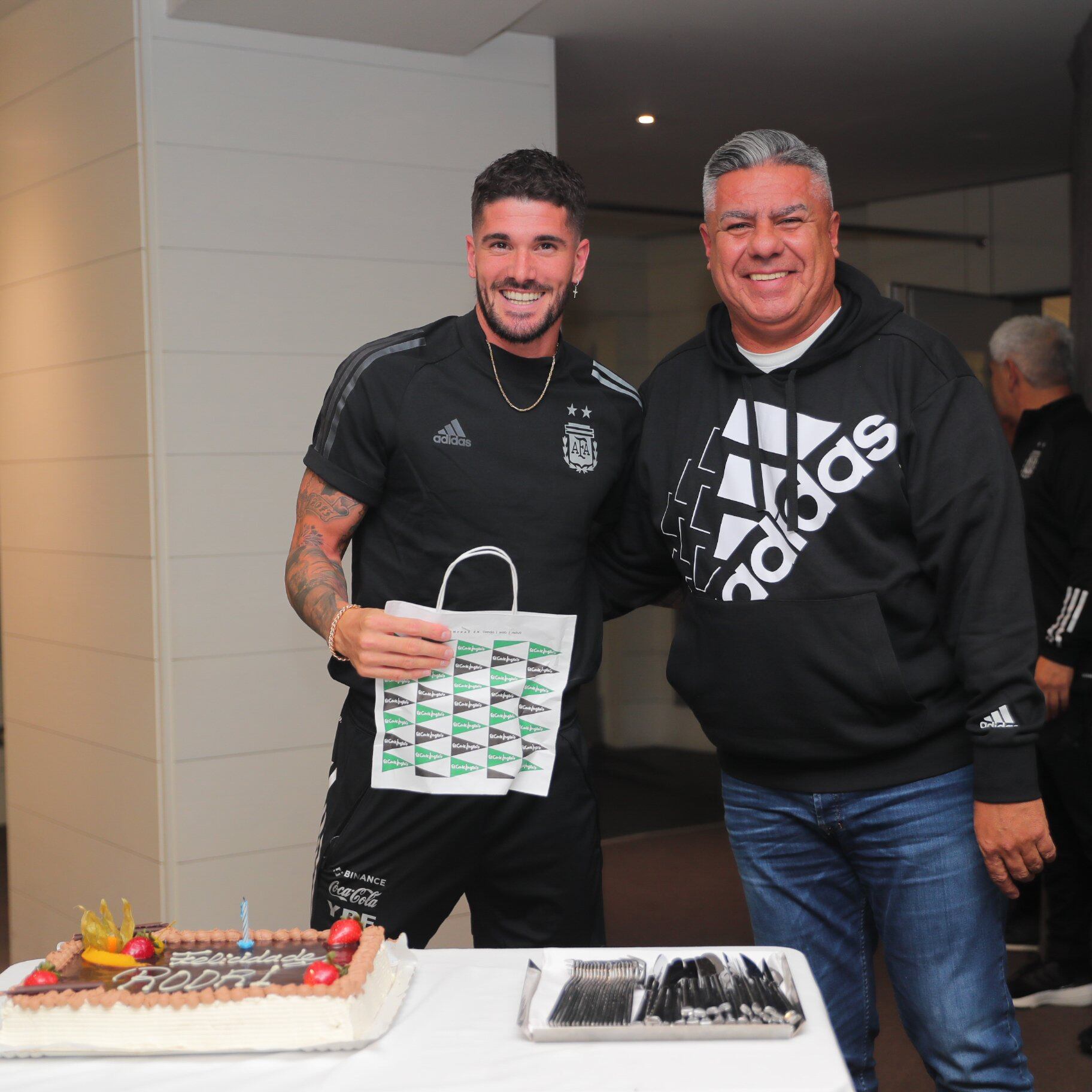 El cumpleaños de Rodrigo De Paul con sus compañeros de la Selección Argentina.