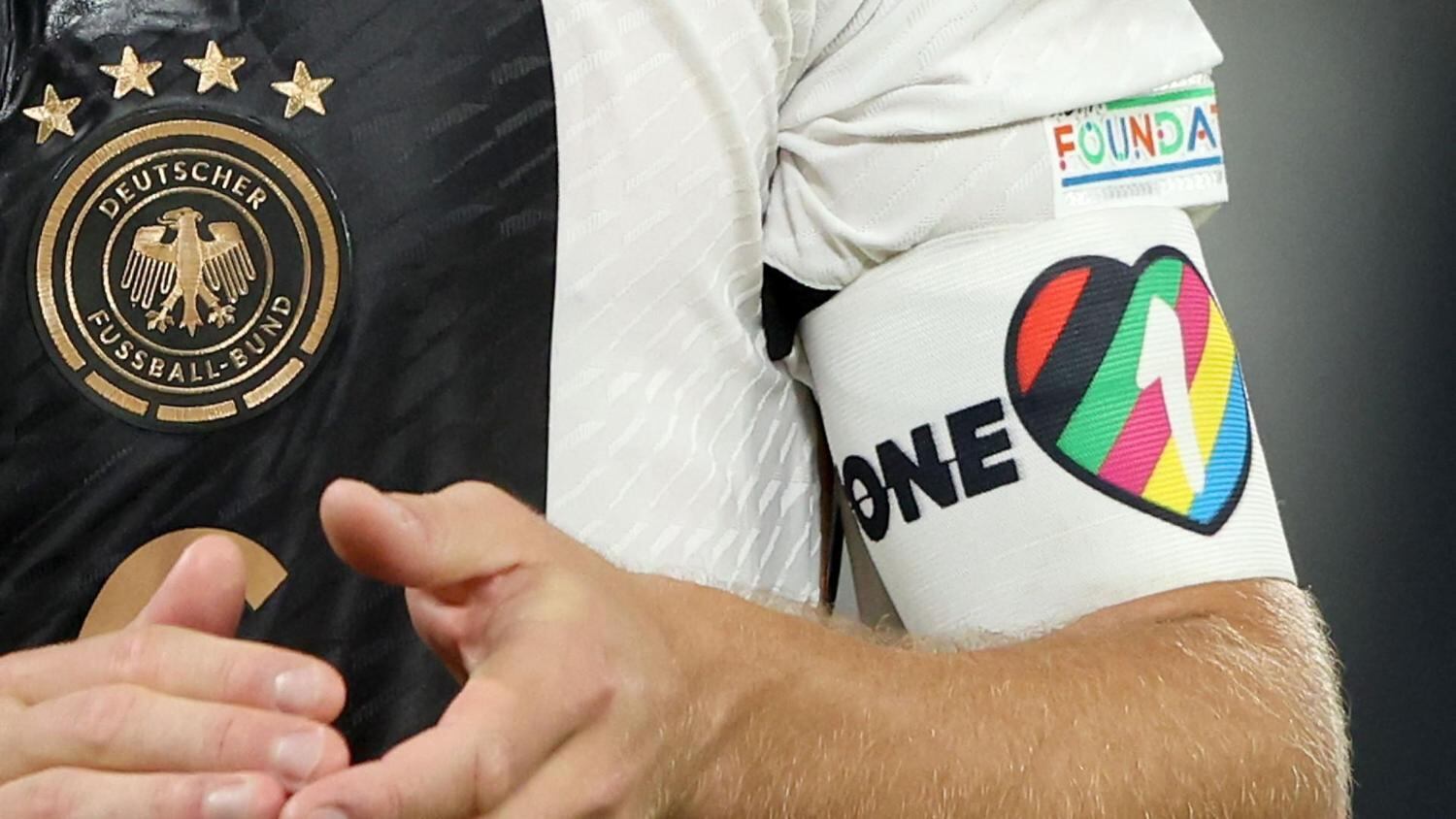 El brazalete que la Fifa no le permitió usa a Alemania