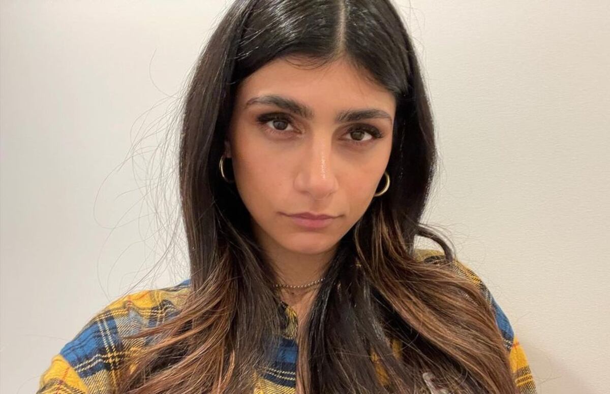 Mia Khalifa disfrutó del sol y lo demostró recostada de espaldas con una mini bikini blanca