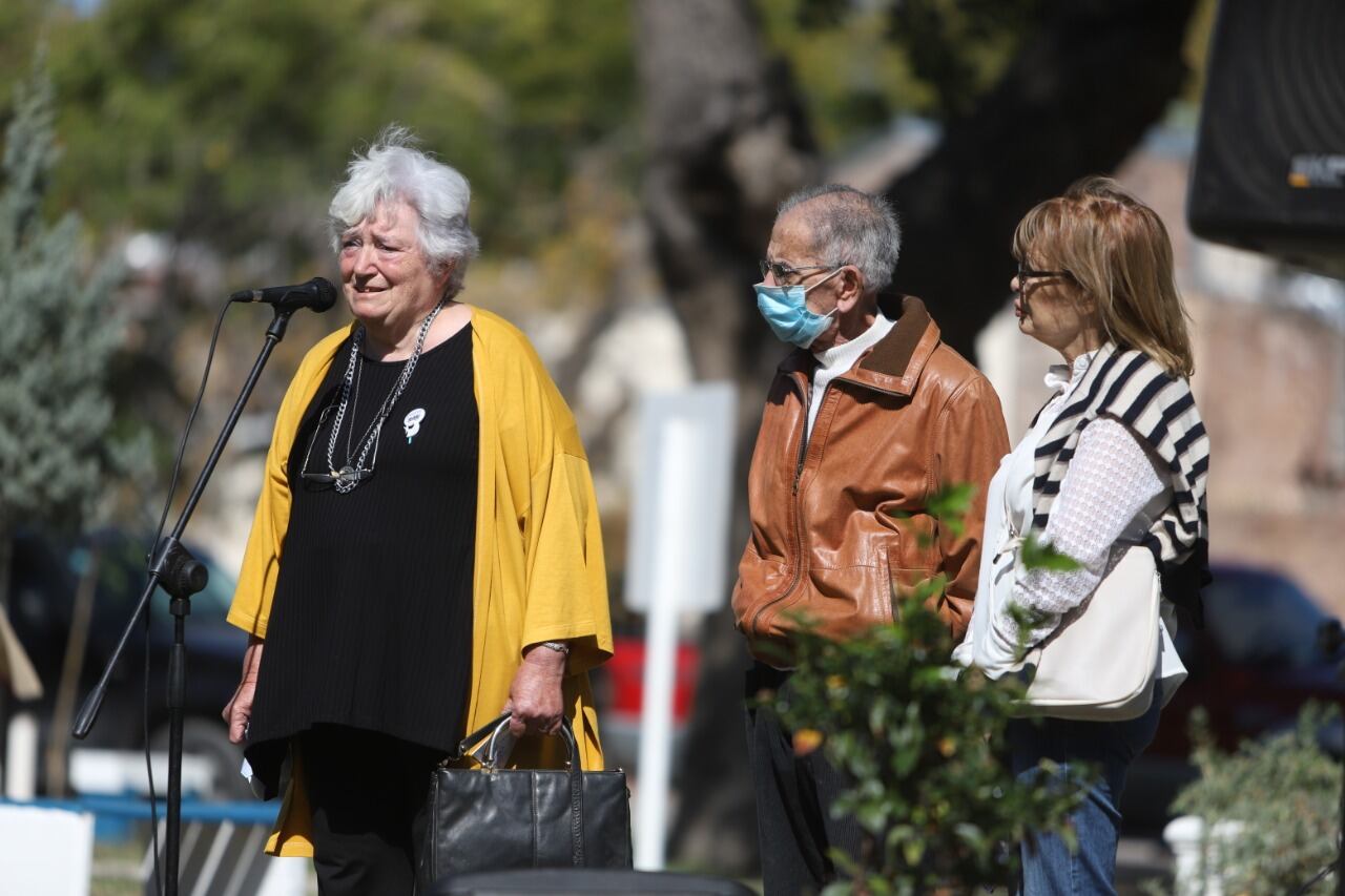 Hubo discursos de familiares y luego colocaron plantines como recordatorio en la plaza de la Memoria. 