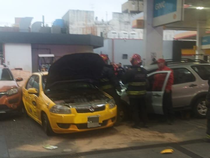 Tres vehículos chocaron y uno de ellos impactó contra el surtidor de la estación de servicios.