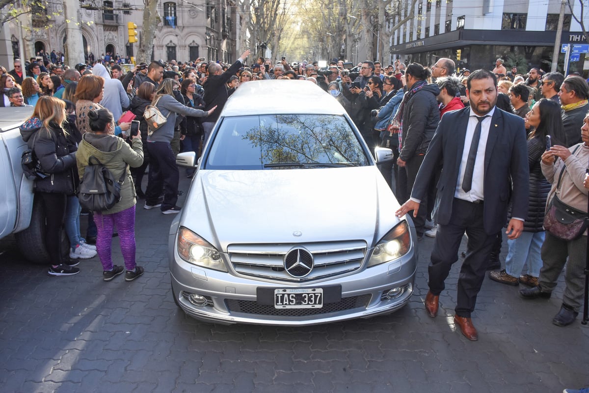 Último adios a Marciano cantero, una multitud lo despidió a son de sus canciones en el edificio de Cultura de Mendoza, luego de velar sus restos.

Foto: Mariana Villa / Los Andes