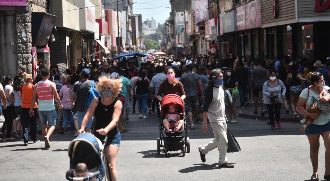 A pocas horas de Navidad, los cordobeses salieron a copar las calles. (Foto: Pedro Castillo)