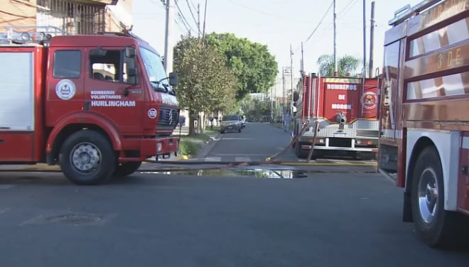 Varias dotaciones de bomberos se presentaron de inmediato para sofocar las llamas.