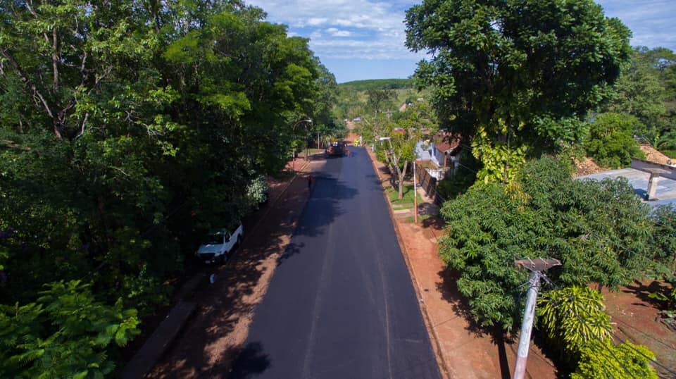 Continúan las obras de pavimentación en la localidad de Puerto Iguazú.