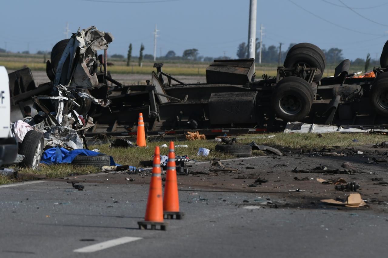 Un auto y un camión calisionaron en ruta y dejó un saldo de cuatro fallecidos.