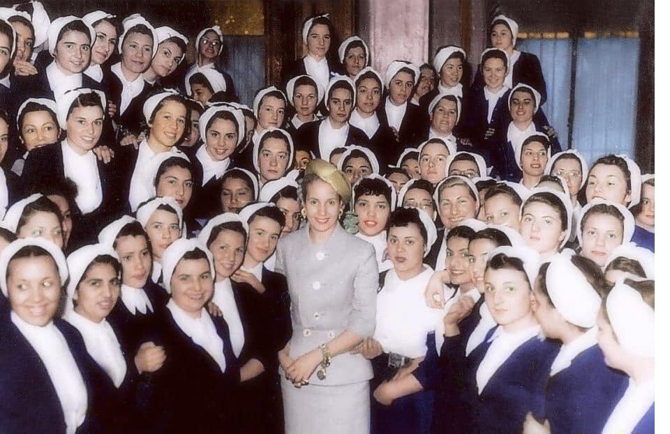 María Eva Duarte de Perón junto a alumnas de la Escuela de Enfermeras "7 de Mayo", de la Fundación "Eva Perón".