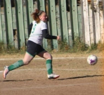 Abril juega a la pelota desde los 6 años.