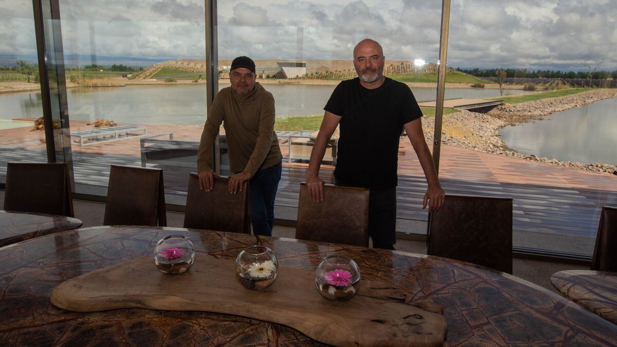 Gabriel Japaz y Pablo Guerra, arquitectos y socios creativos que diseñaron Anaia Wines, la bodega que ganó el premio internacional oro mundial.