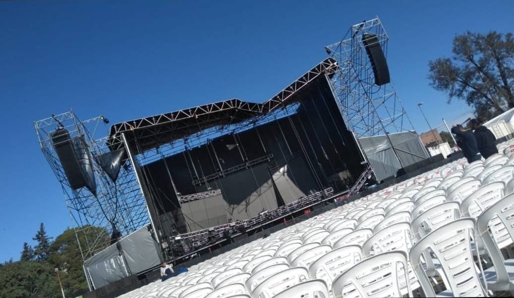 Frente al escenario quedó expuesto cómo cedió una parte del techo en Santa Fe.