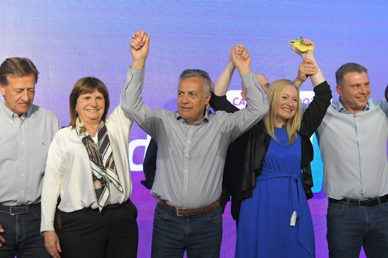 Rodolfo Suárez, Patricia Bullrich, Alfredo Cornejo y Hebe Casado en el búnker de Cambia Mendoza. Foto: Ignacio Blanco.