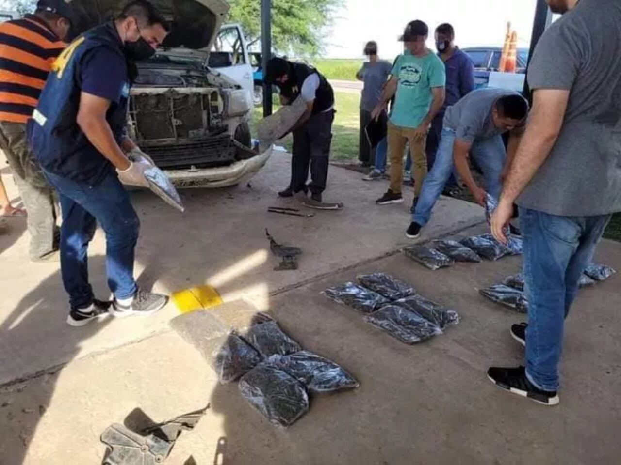 Durante el operativo, la Policía detuvo a cinco hombres y a una mujer, todos mayores de edad.