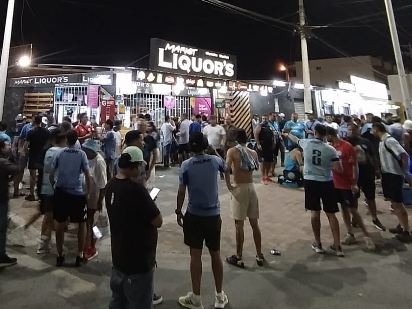 Hinchas cordobeses alentando al equipo pirata, en la previa de Belgrano-Delfín.