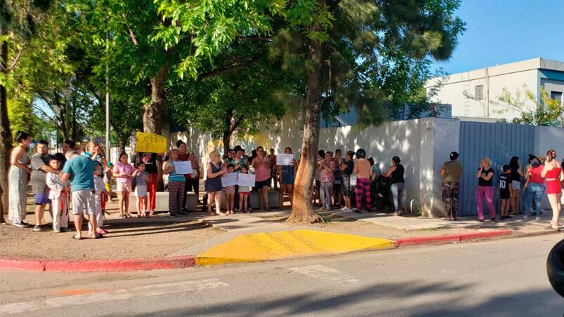 Dos jóvenes fueron asaltados a plena luz del día, al salir del colegio.