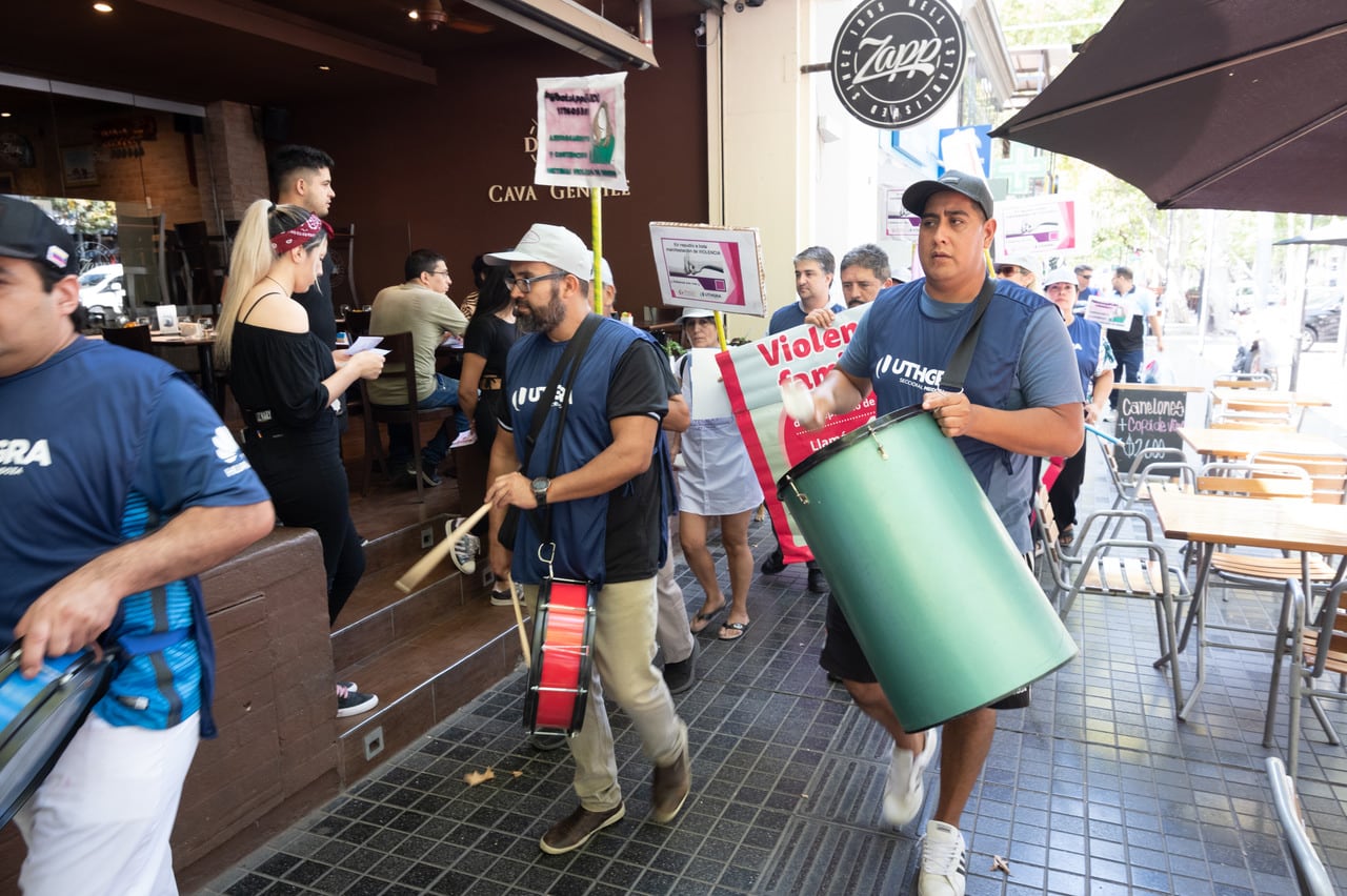 Protesta del gremio de los trabajadores gastronómicos UTHGRA  en la calle Arístides reclamando trabajo en blanco. 

