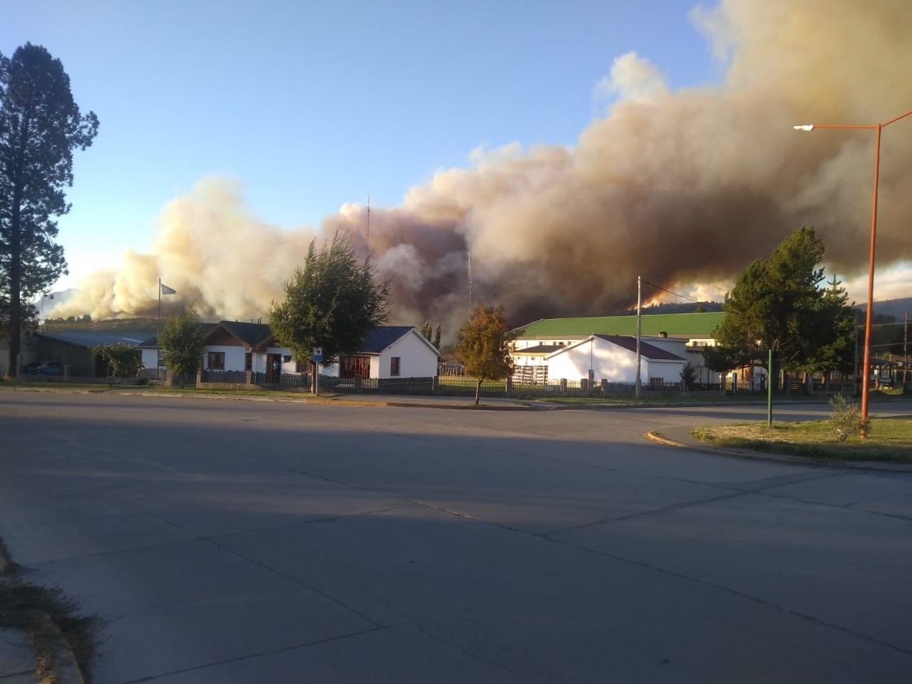 De día, el humo es visible a varios kilómetros.