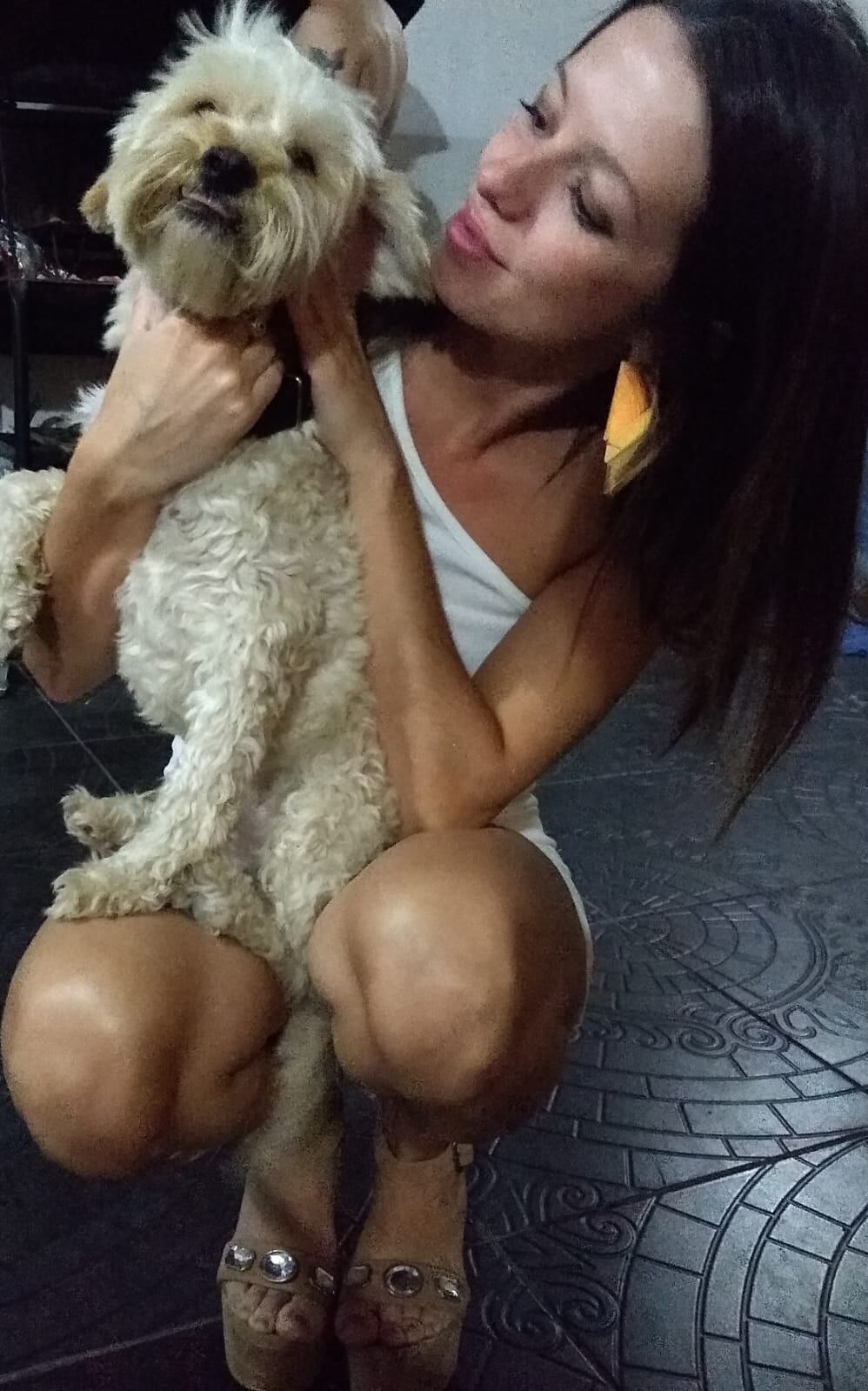 Cecilia con su perrito, Vito.