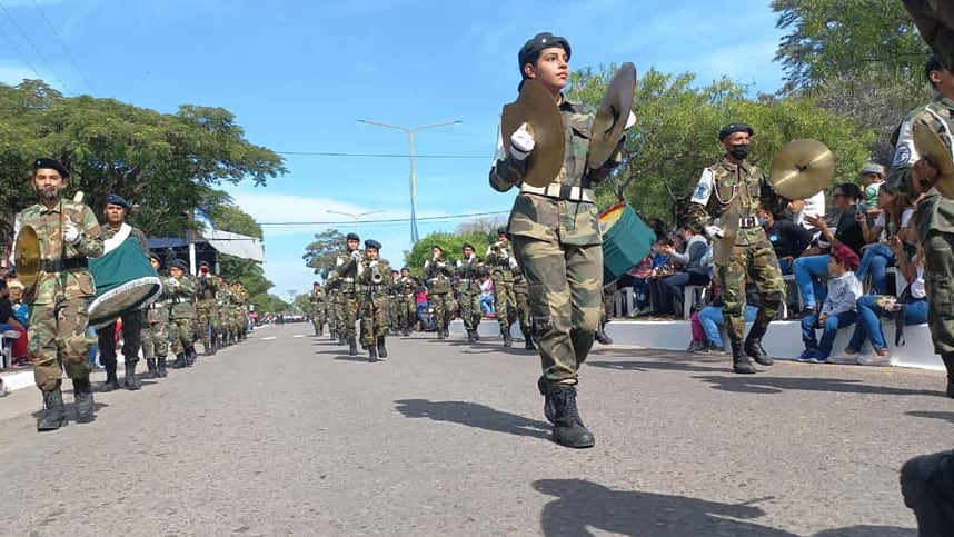 La banda de música "Éxodo Jujeño" del RIM 20 le puso tono marcial a la jornada festiva en San Pedro.