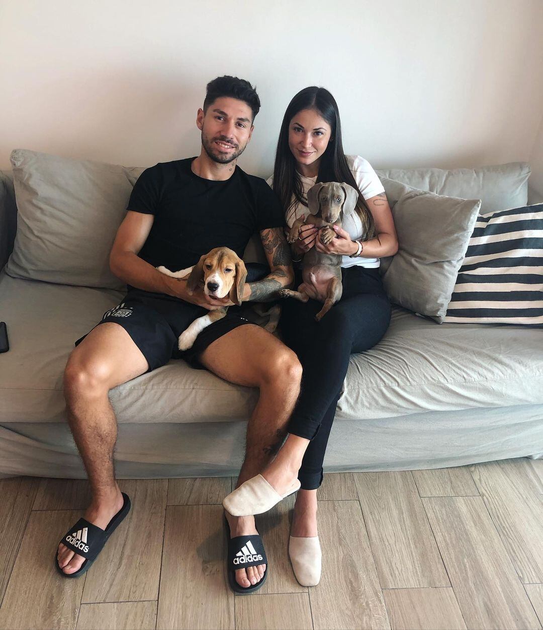 Gonzalo y Karina con sus perros.