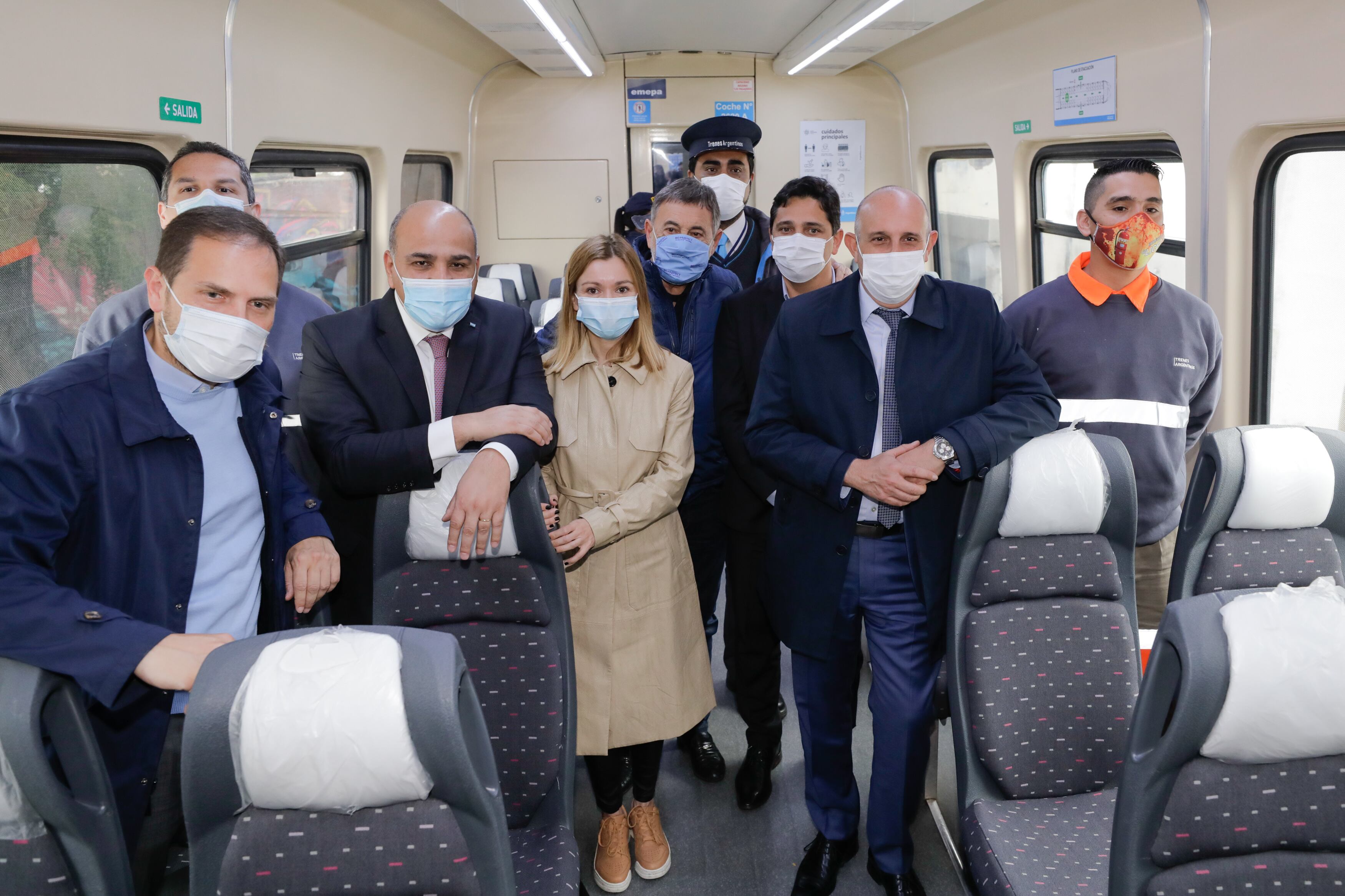 El jefe de Gabinete, Juan Manzur, y el ministro de Transporte, Alexis Guerrera, realizaron un viaje de prueba del Ferrourbano junto a los candidatos del kirchnerismo cordobés (Prensa Ministerio de Transporte).