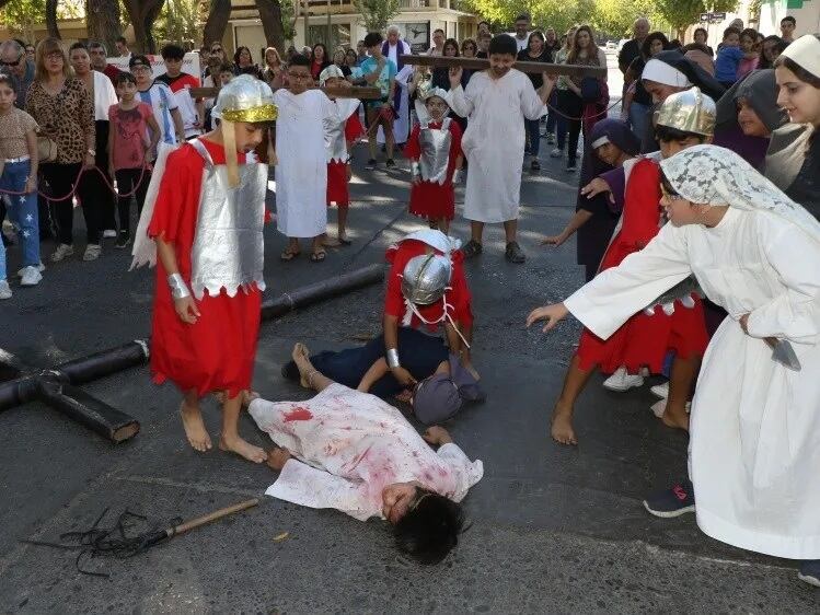 Vía Crucis en San Juan, Pedro, el pequeño Jesús.