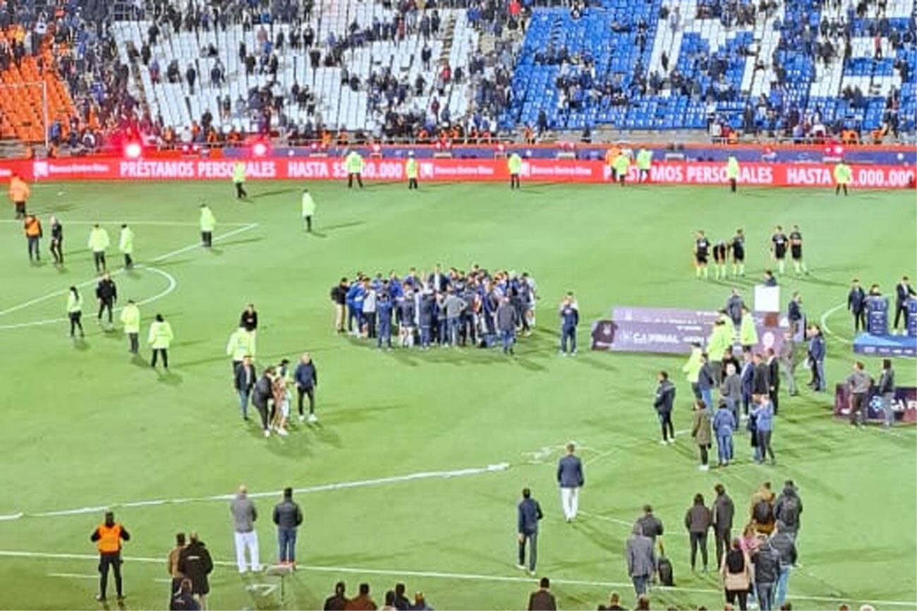 Unidos en el campo de juego, la imagen que motivó la charla de Andres Fassi con el plantel albiazul tras la derrota en Mendoza. (La Voz)