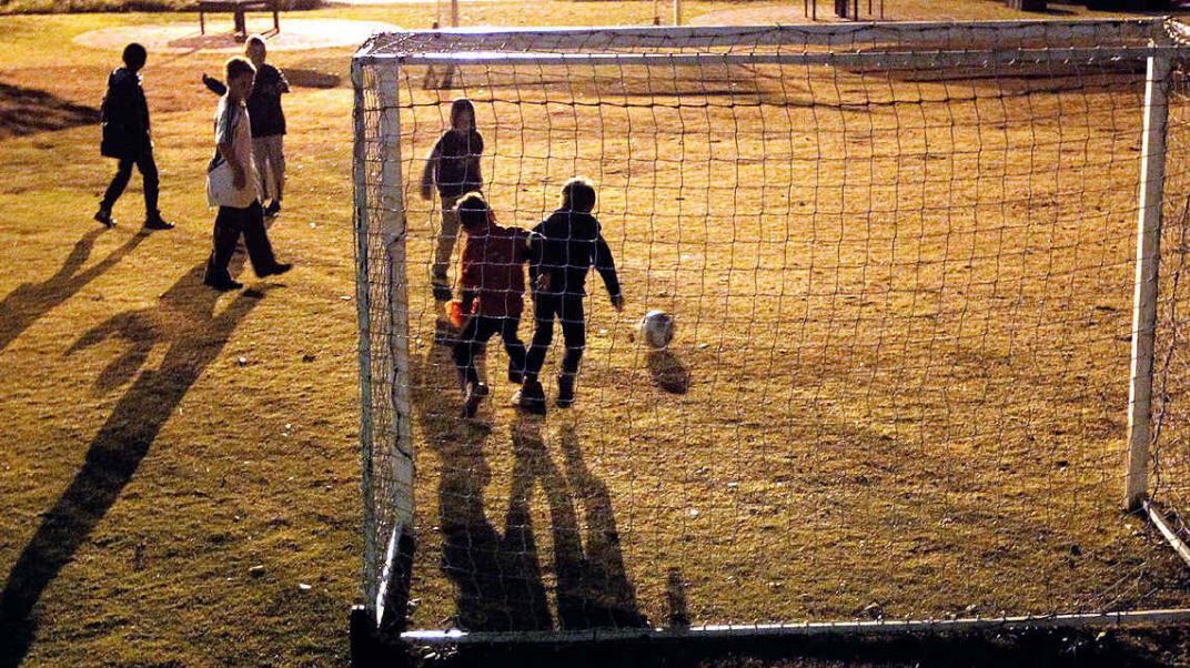 Qué lindo sería. Que lo niños sólo entren a una cancha de fútbol para jugar a la pelota y que sólo escuchen los gritos de algún gol que hagan. (Foto: AP)